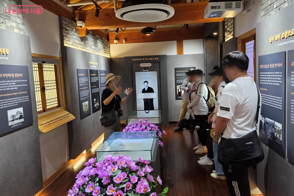 한국애국단 제1호 단원인 이봉창 의사에 대한 설명을 듣고 있다. ©김미선