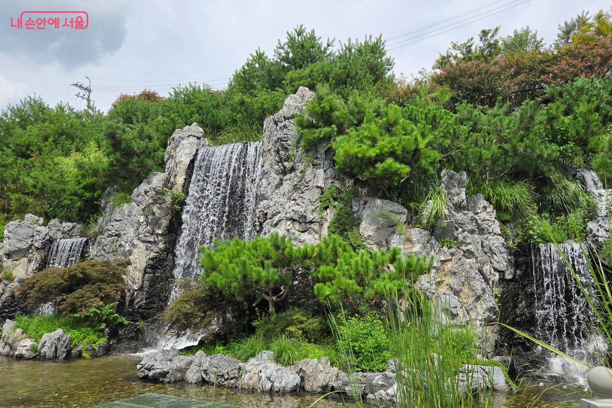 나루폭포의 물줄길 소리가 상쾌하다. ©김미선