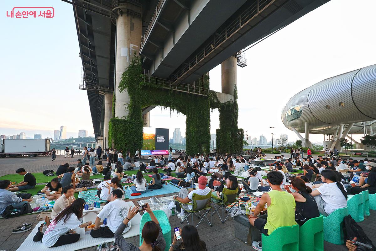 영화를 감상하기 위해 모인 청담대교 아래 시민들 ©김주연