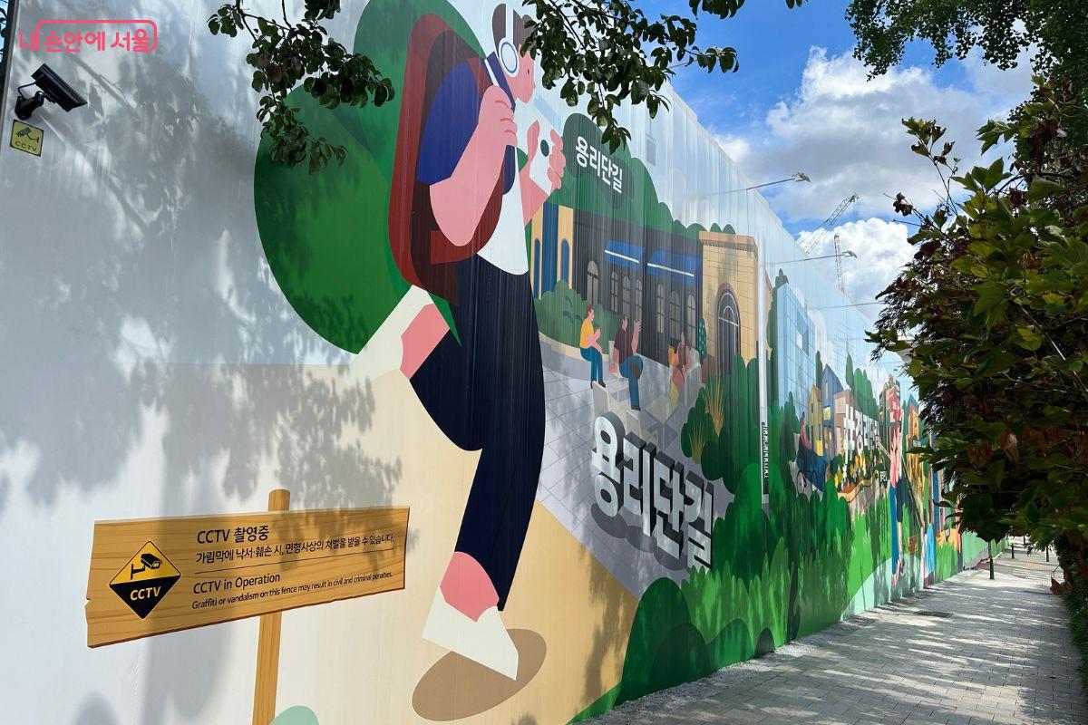 회색 공사가림막 대신 대형 그래픽이 거리를 밝히고 있다. &copy;김재형