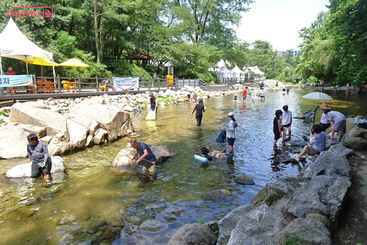 그늘막, 탈의실 등 편의시설이 마련된 신림계곡 &copy;김종성