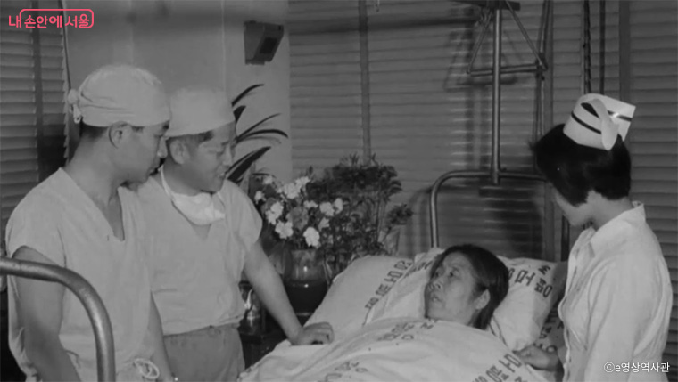 국내 최초의 신장이식수술에서 신장을 아들에게 기증한 어머니 (출처 : 대한뉴스 제 720호 영상)