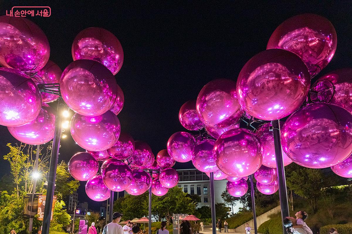 ‘Molecular Cloud’ 는 밤이 되자 더욱 아름답게 빛났다. ©문청야