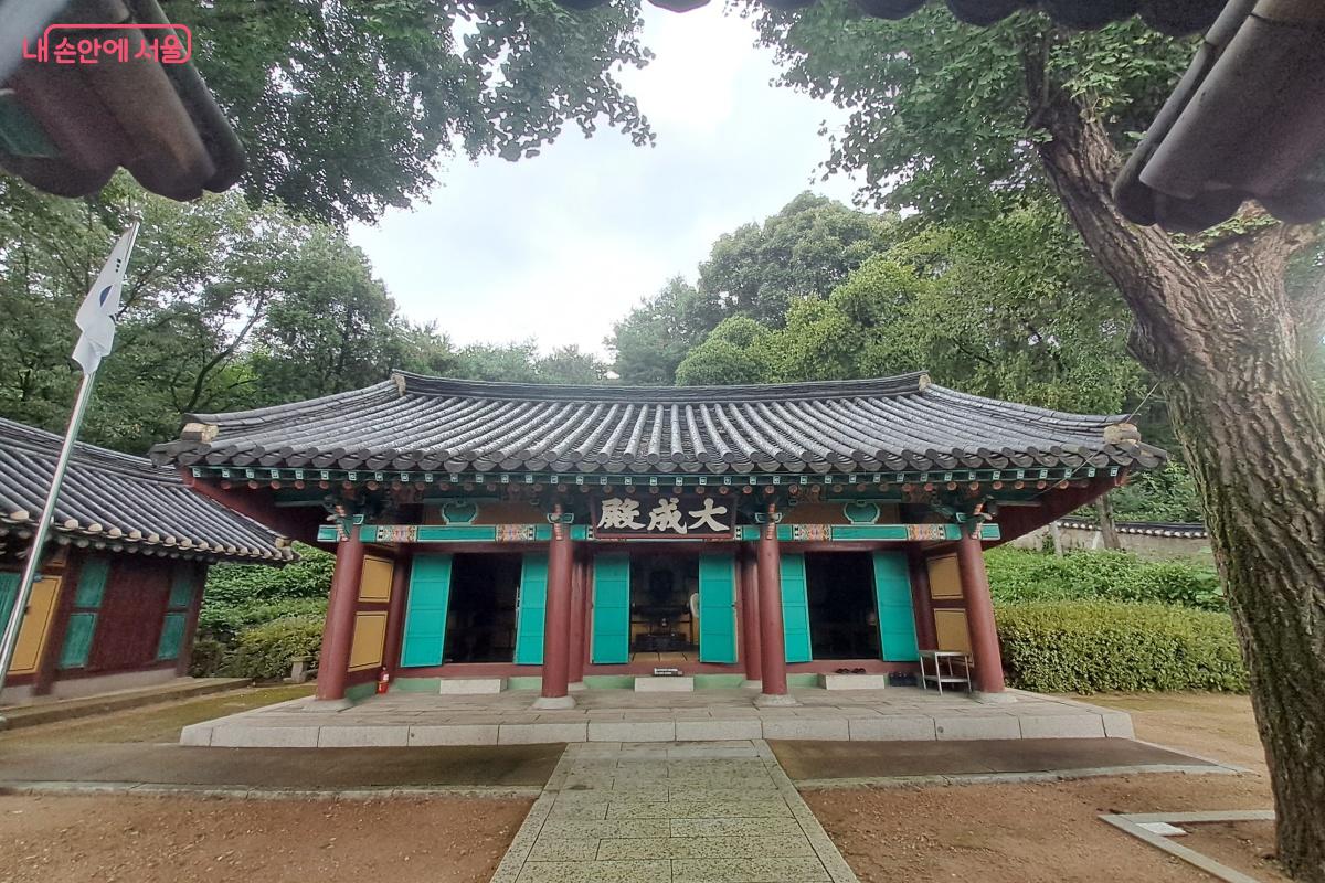 공자를 중심으로 우리나라의 성현의 위패를 모시고 있는 대성전 &copy;박승식 