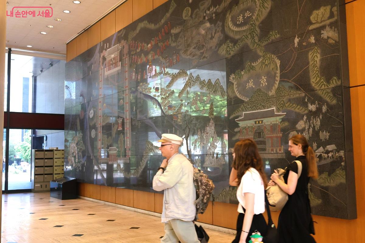 서울역사박물관 로비, 자녀와 함께 방문한 독일 관광객 가족 ©이봉덕