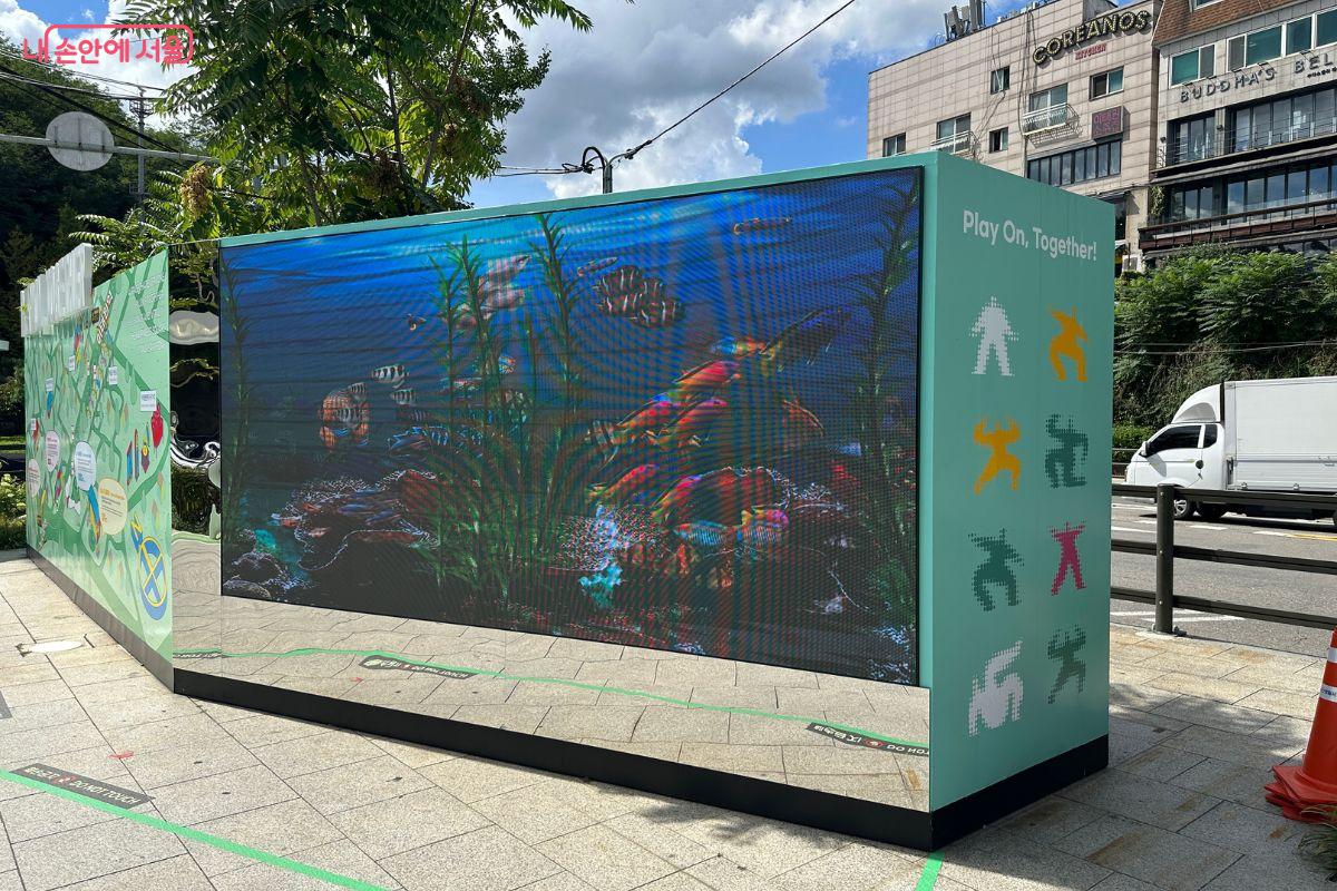 야간에 더욱 빛을 발하는 미디어월이 설치됐다. &copy;김재형