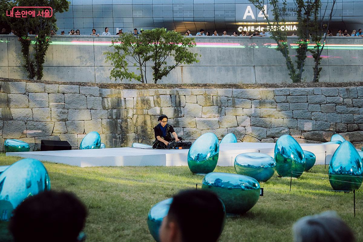 DJ이자 사운드 디렉터인 '준곽'의 공연과 함께 개막 행사가 시작됐다. ⓒ김아름