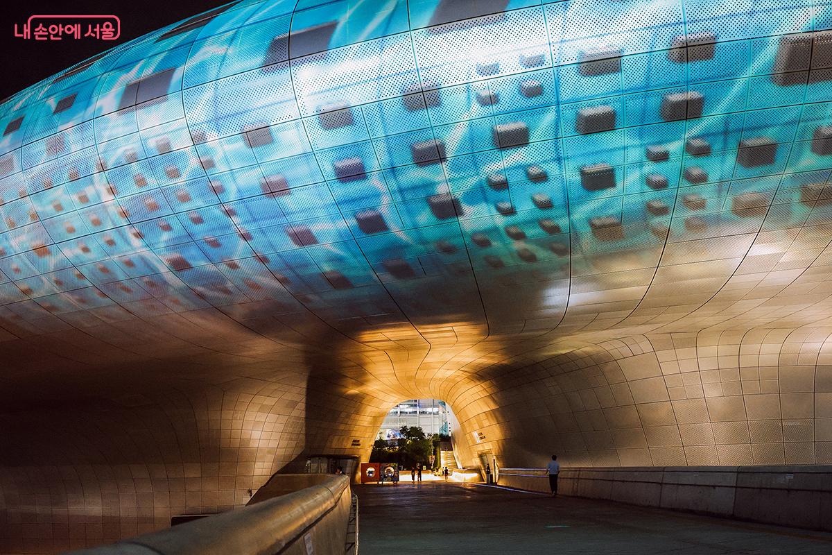 DDP의 입구이자 주변부를 연결하는 다리인 '미래로'에 펼쳐진 미디어 아트(프로젝션 맵핑) 작품, 'Into the Waves of Light'. ⓒ김아름