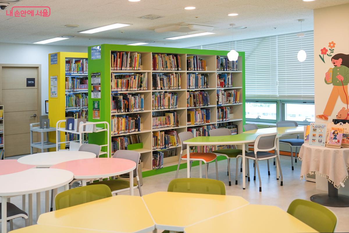 아이들이 앉아서 편하게 책을 읽을 수 있는 공간이 더 많아졌다. ©박우영