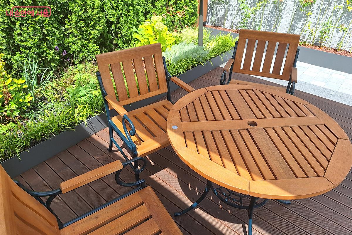 파라솔 밑에 설치된 테이블과 의자는 야외에서 독서를 즐기기에 최적인 환경을 제공한다. &copy;정향선 