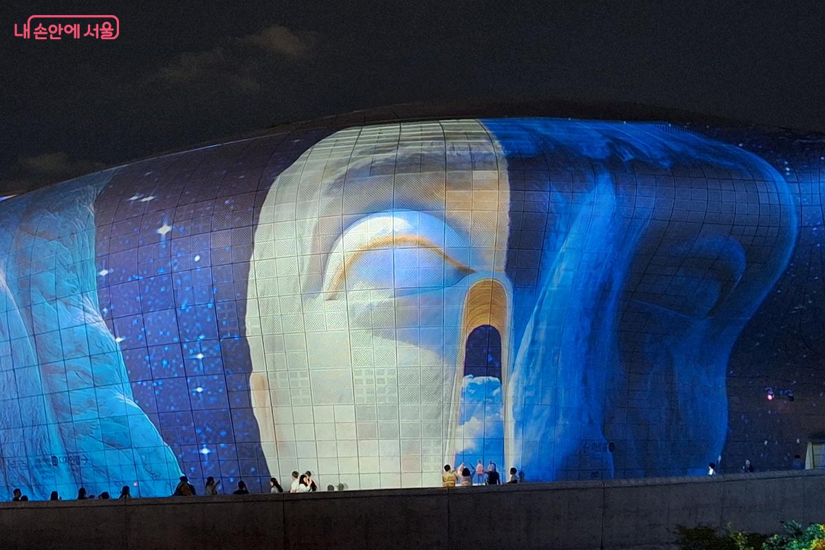 최세훈 작가는 기술과 감성이 결합한 풍경을 빛과 이미지로 구현하여 잊고 있던 감각과 인간다움을 환기한다. ©정향선