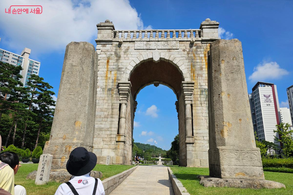 이번 해설관광은 근대적 자주 독립의 염원이 깃든 독립문에서 시작한다. ©이혜숙
