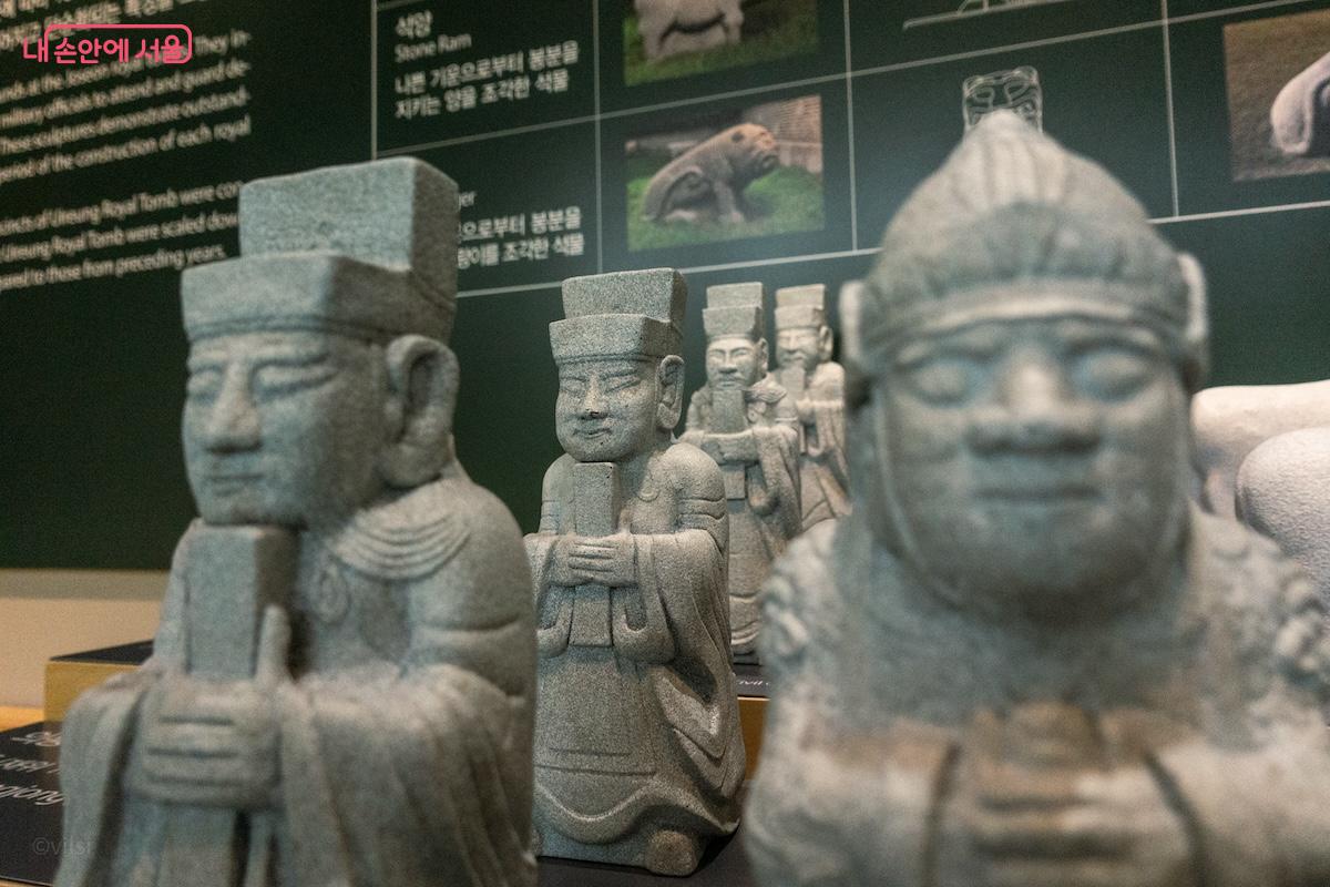 문석인과 무석인 모형도. 제작 시기에 따라 형태가 조금씩 다르다. &copy;이진형