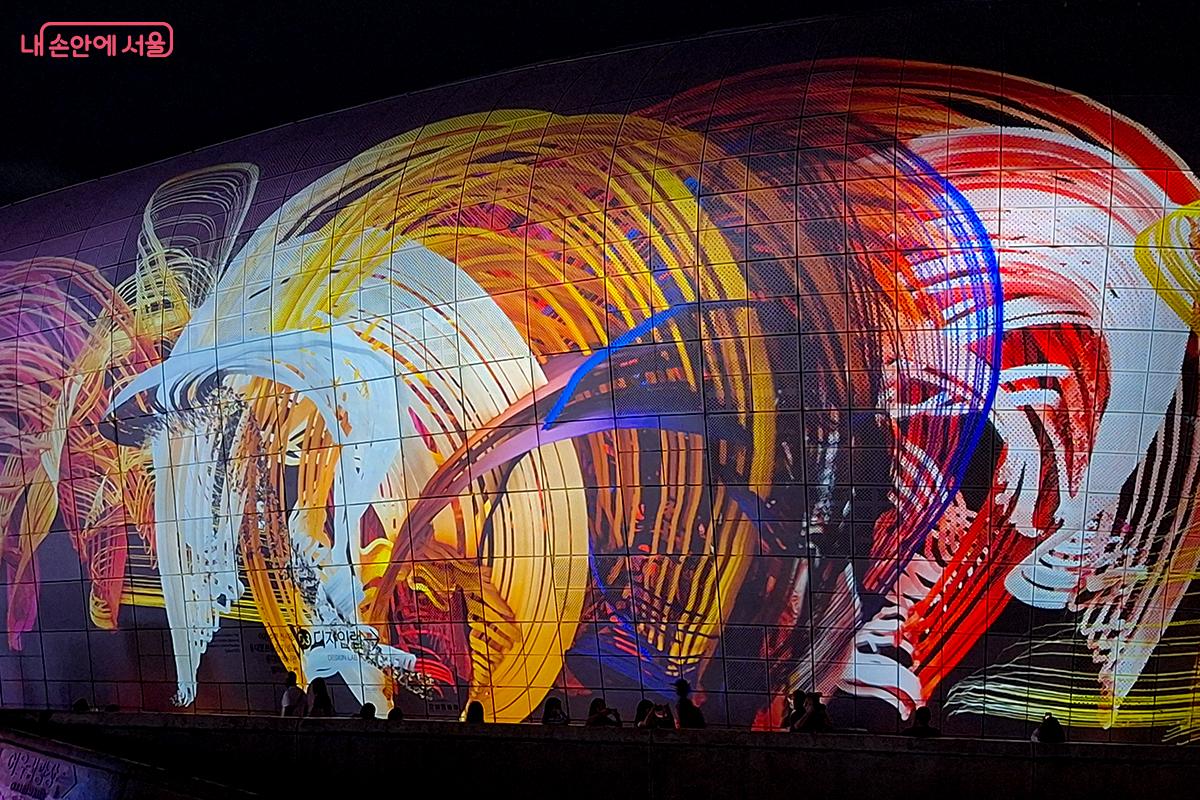 자연에서 시작된 거대한 빛의 흐름이 생명으로, 다시 인간으로 이어지는 순환의 서사를 보여준다. ©정향선