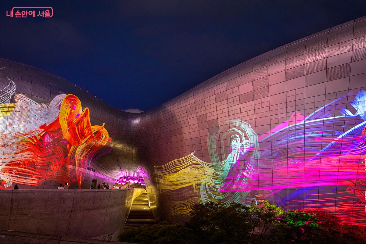 AI 협업작으로 추상적 붓터치가 돋보인다. &copy;장신자