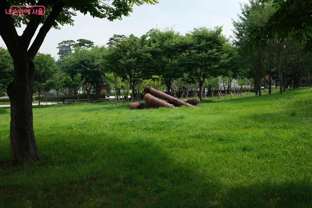열린풀밭 위에 전시된 폐수도관은 멋진 예술 작품처럼 보인다. ©박우영