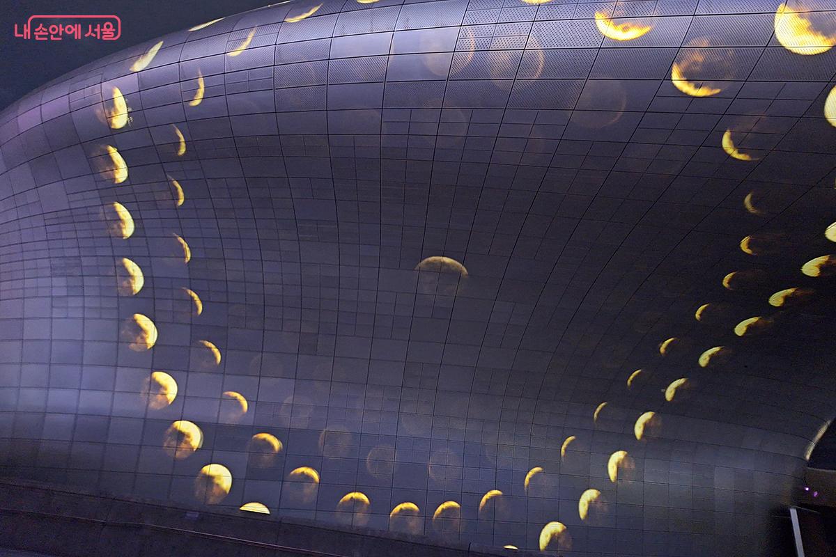 관람객들은 이 작품을 통해 인공지능과 예술의 협업이 창조하는 새로운 형태의 몰입적 경험을 체험하게 된다. ©정향선