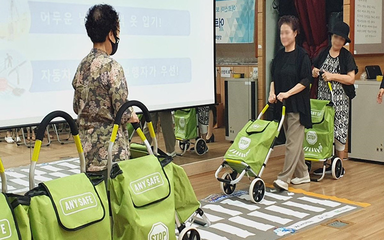 "어르신, 서고, 보고, 건너세요!" 찾아가는 어르신 교통안전 캠페인