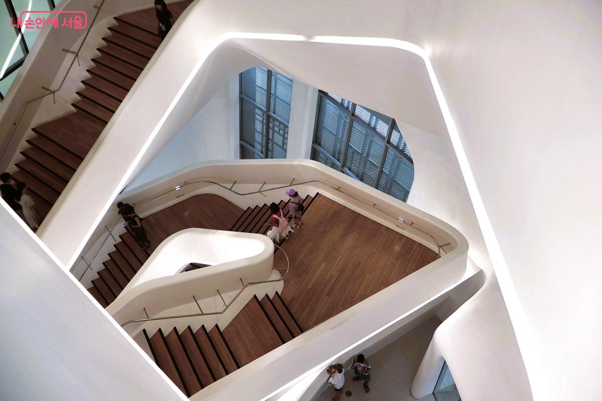 각 층마다 다른 형태의 유려한 곡선미를 자랑 하는 DDP의 상징적 명소, 조형계단 ©이봉덕