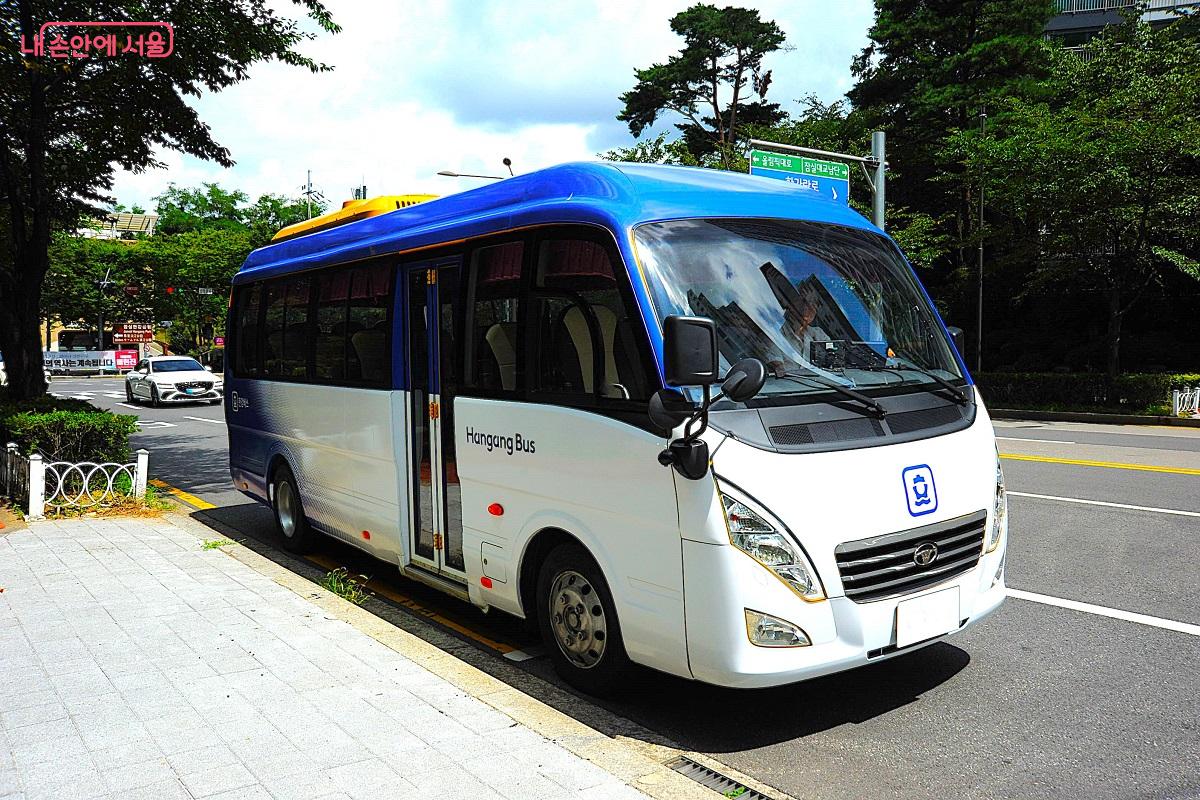 잠실새내나들목 앞 버스 정류장에 도착한 무료 셔틀버스 ©조수봉