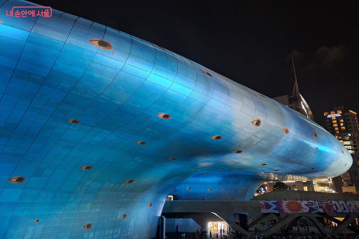 이번 전시를 위해 새롭게 제작된 작품 '파노프테스(Panoptes)'는 DDP 파사드에 수많은 눈을 투사하며 신비롭고도 기묘한 분위기를 연출한다. ©정향선