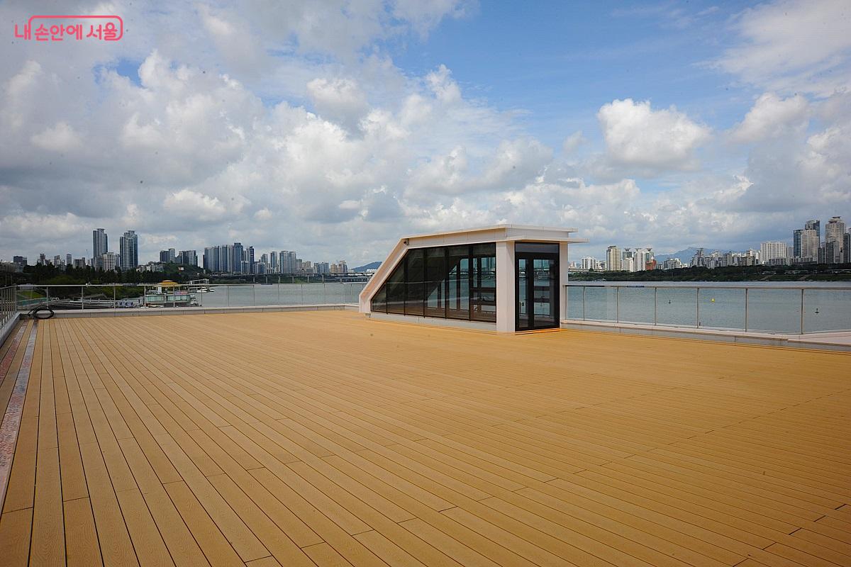 3층 구조 선착장의 루프탑은 행사, 팝업스토어, 대관, 공공예식장 등으로 활용된다. ©조수봉