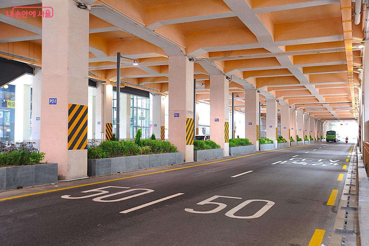 노원역 철도고가 하부에는 차도 중앙분리대를 철거하고 29개의 플랜터를 설치했다. ©조수봉