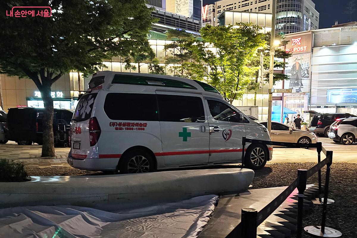 열사병과 탈수증 등 온열 질환에 대비하기 위해 구급차와 응급 요원들이 배치되었다. ©이혜숙