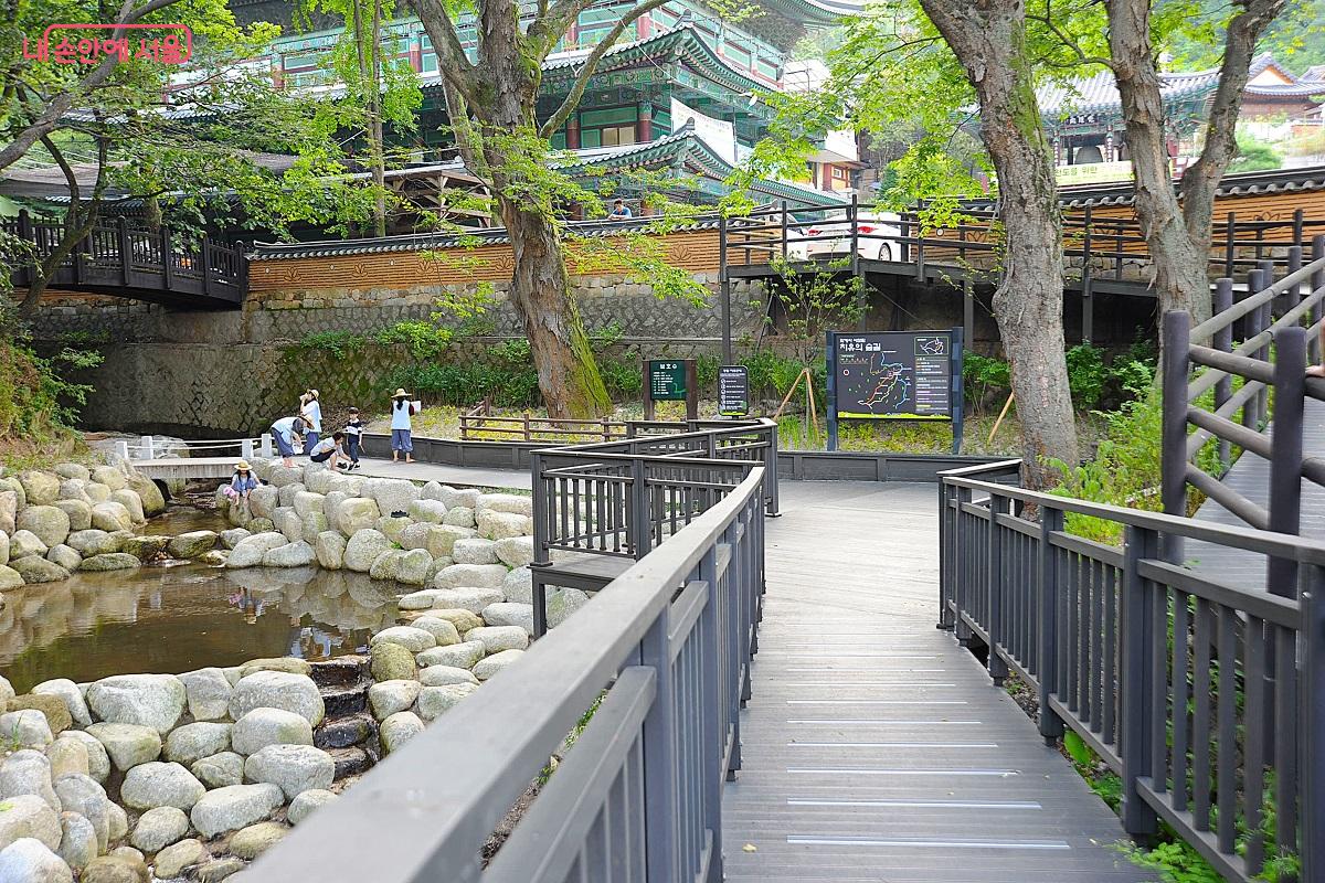 &lsquo;치유의 숲길&rsquo; 시작점인 &lsquo;정법의 공간&rsquo; &copy;조수봉