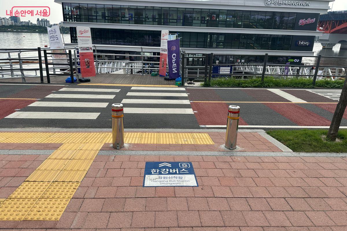 따릉이 거치대에 따릉이를 세워두고 망원선착장까지 1분여 만에 도착할 수 있었다. ©김재형