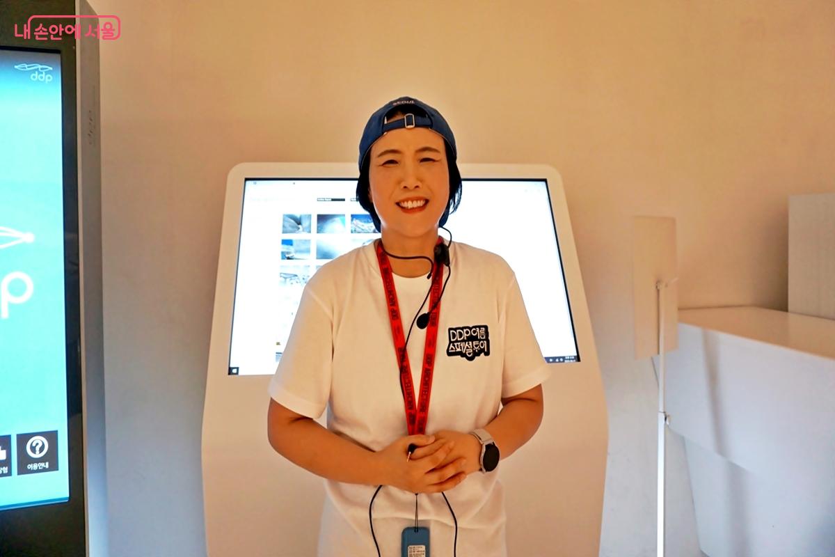 ‘매혹장소 투어’ 해설을 맡아준 이윤희 과장 ©김윤경