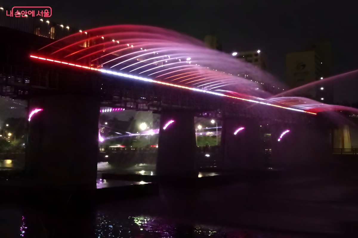 다채로운 색채와 움직임을 구현하는 레이저 퍼포먼스가 풍성한 볼거리를 제공한다. ©김영주 