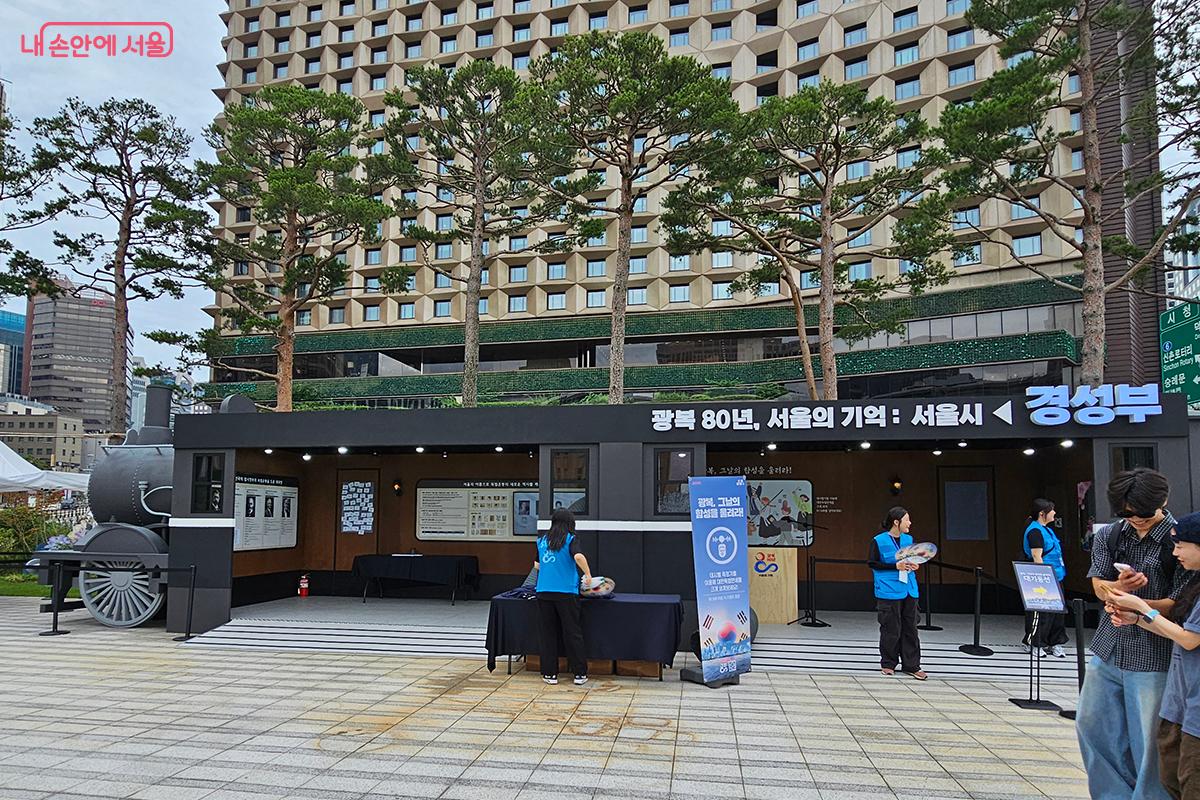 해방 이후 우리 기술력으로 만든 첫 열차인 ‘해방자호’ 안으로 들어서면, 경성에서 서울로 이어지는 역사의 한 페이지가 펼쳐진다. ©정향선