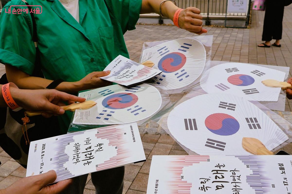 기념식에 참석하기 위해 친구들과 사전 예약하고 방문한 시민들 ©이봉덕