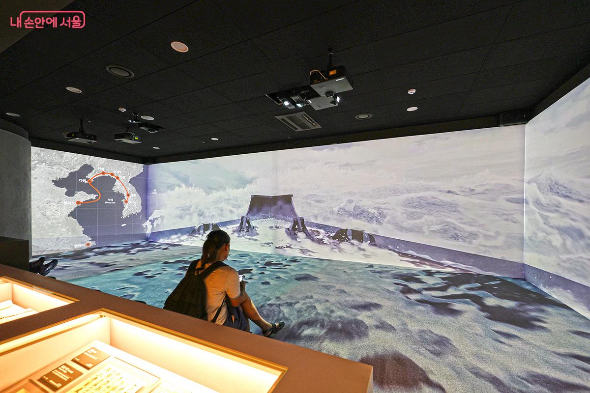 대형 영상을 통해 현장감 있는 역사 이야기를 감상할 수 있다. &copy;김주연