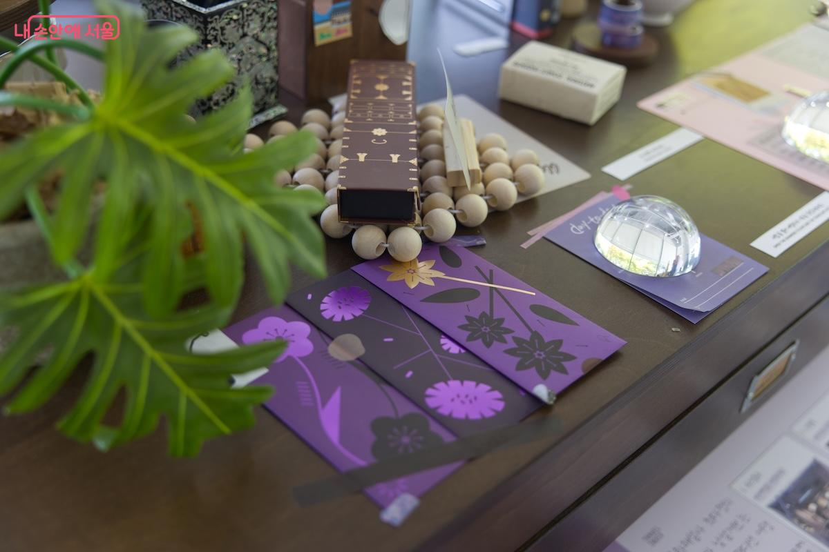 각기 다른 삶을 살아가는 여행자의 흔적을 만날 수 있는 여행자의 책상 &copy;임중빈