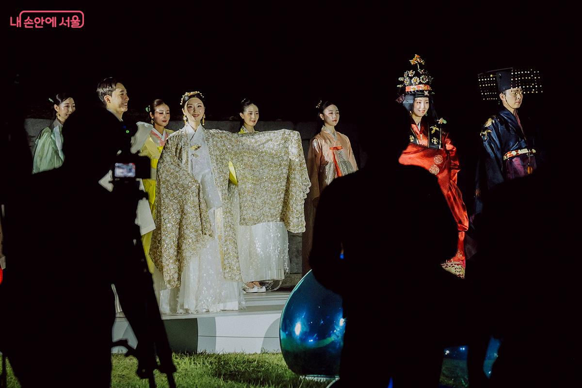 역사적인 공간과 어우러진 아름다운 한복 패션쇼였다. ⓒ김아름