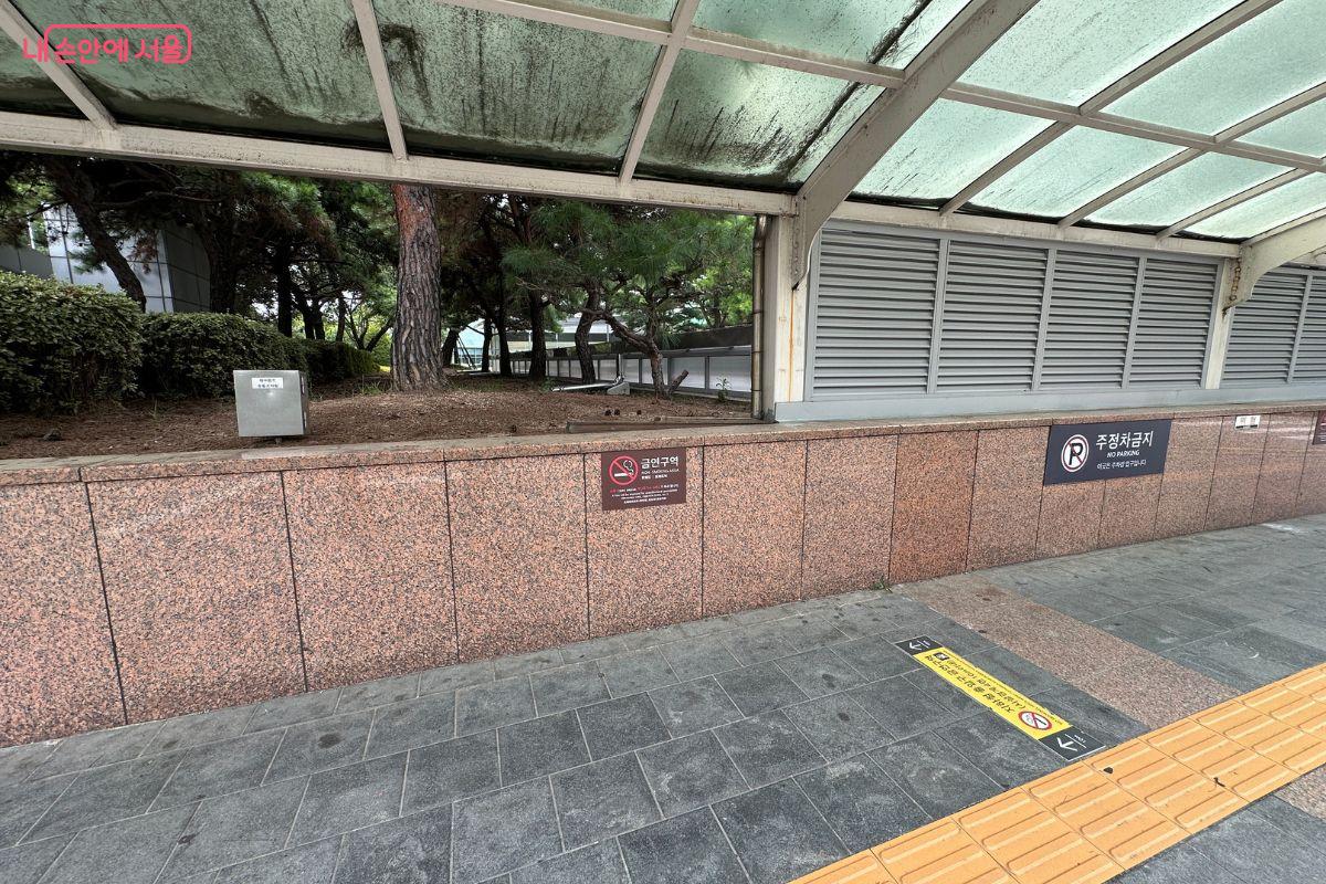 고속터미널 인근 곳곳에 금연구역이 표시돼 있다. ©김재형