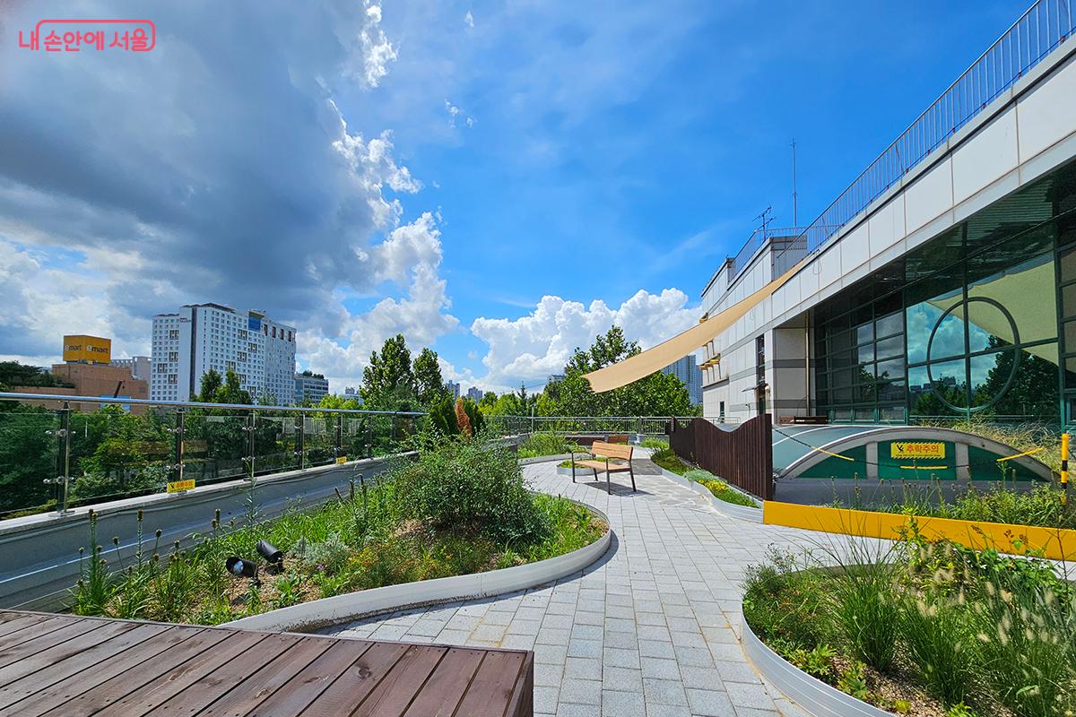 옥상정원은 단순한 휴식 공간을 넘어 시민들의 생활 속 정원으로 자리 잡고 있다. &copy;정향선 