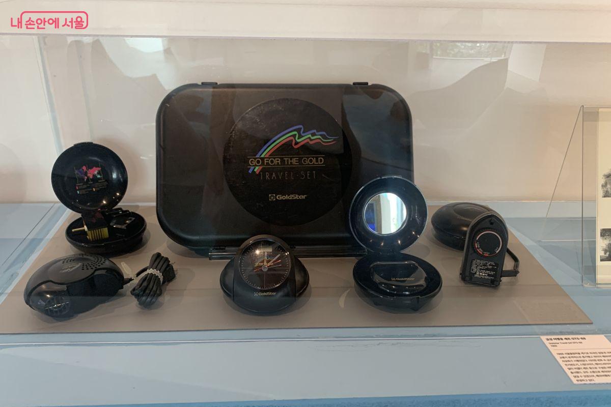 전기면도기, 스팀다리미, 헤어드라이어 등 여행용 물품 세트 &copy;김아름