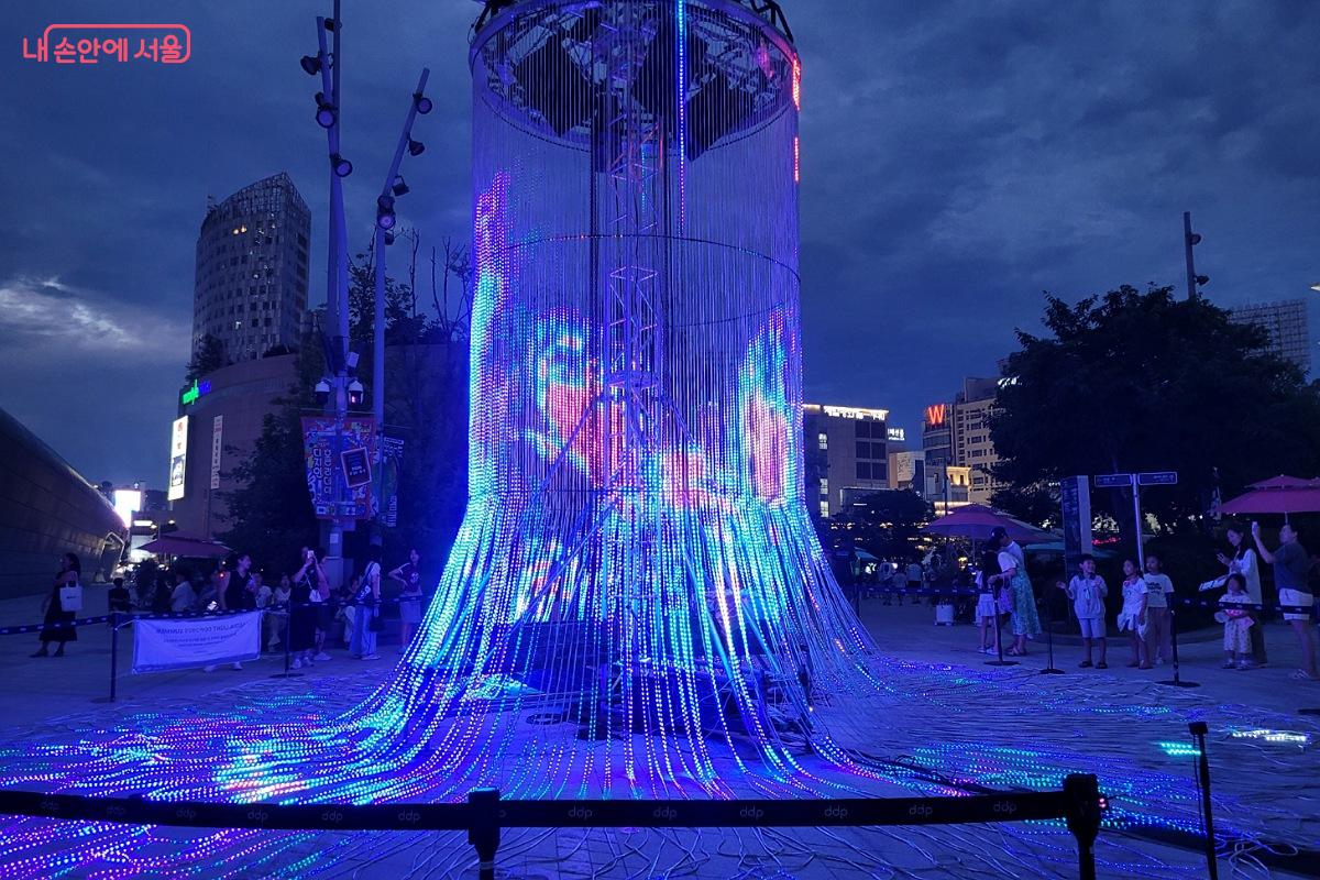 관람객의 모습을 실시간 반영한 최첨단 미디어아트 설치 작품, ‘Flux’ ©박미선