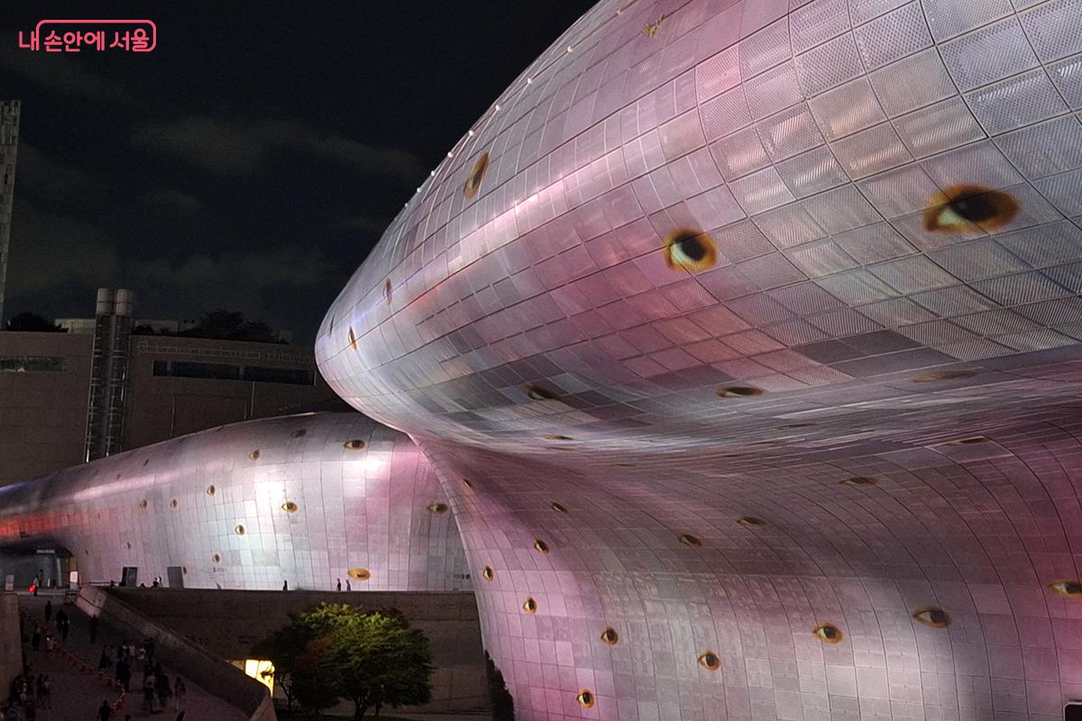  '파노프테스(Panoptes)' 속의 수많은 눈동자들은 그리스 신화 속 아르고스 파노프테스에서 영감을 얻어 감시하고 감시받는 현대 사회의 이중성을 표현한다. ©정향선