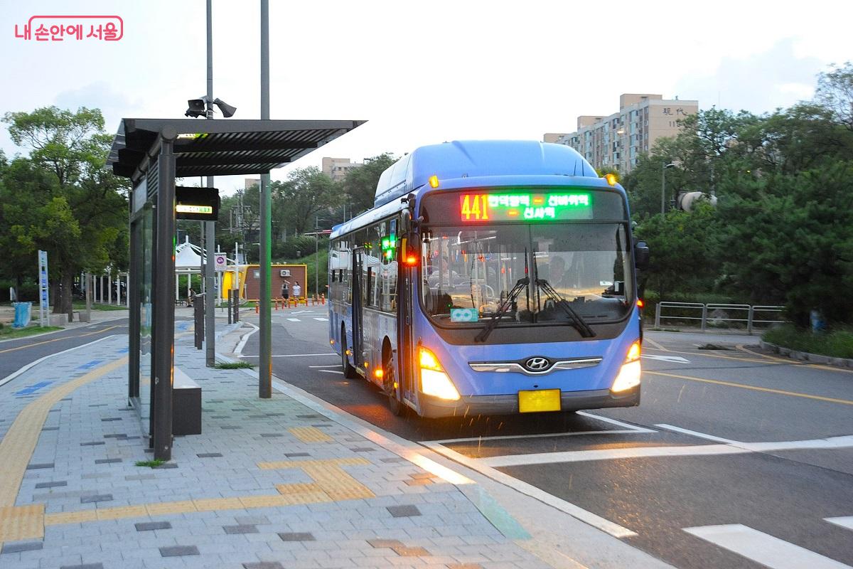 ‘한강버스 압구정선착장A’ 정류장에는 240·441번 간선버스가 노선을 조정해 운행 중이다. ©조수봉