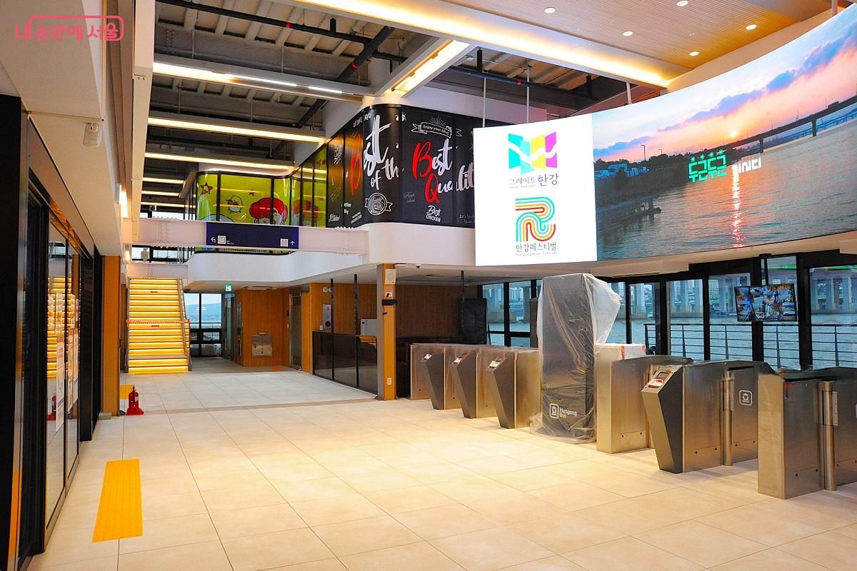 압구정 선착장 승강장 ©조수봉