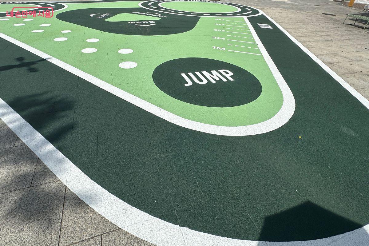 &lsquo;누구나 함께 즐기는 변화와 활기를 담은 공간&rsquo;을 주제로 조성했다. &copy;김재형