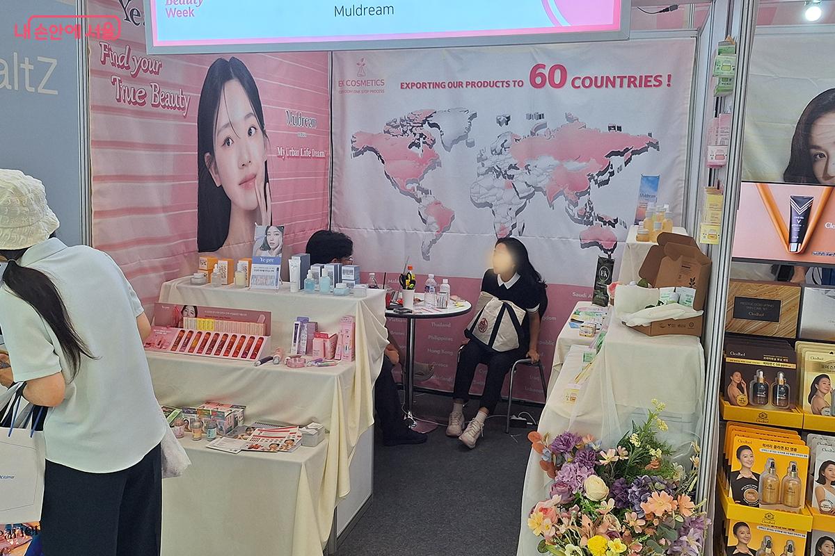 각 부스에서는 소비자 피부 타입에 맞는 제품 선택을 돕는 등 다양한 서비스를 제공한다. ©백승훈