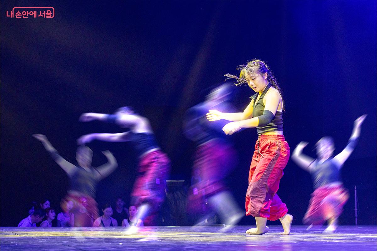 청춘의 몸짓에 자유로운 에너지가 느껴졌다. ⓒ장신자