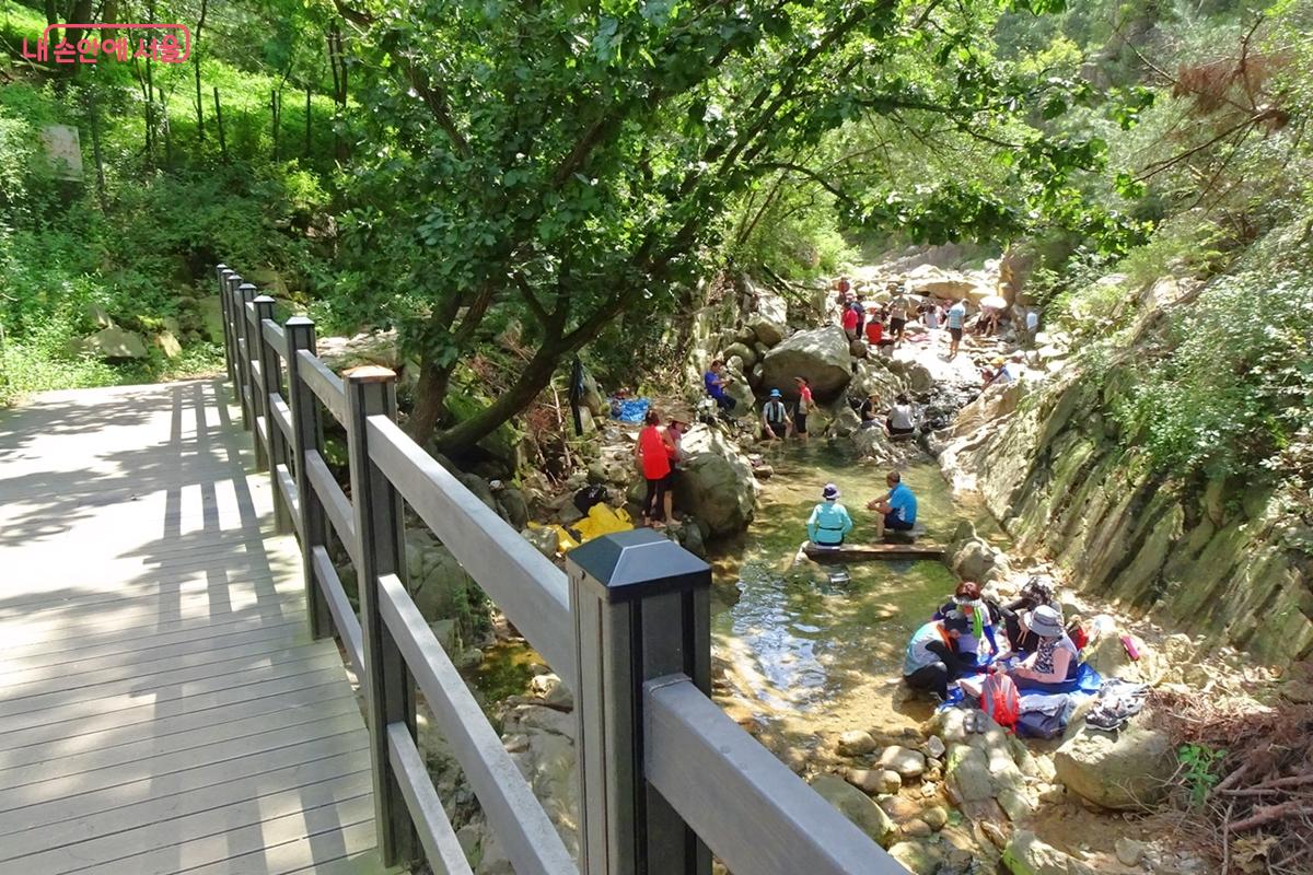 '관악산 계곡 나들길'을 걷다가 계곡에서 쉬는 사람들 &copy;김종성 