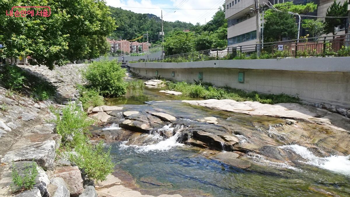 세검정에서 종로구 신영동, 평창동으로 이어지는 홍제락길(왼편) ©김종성 