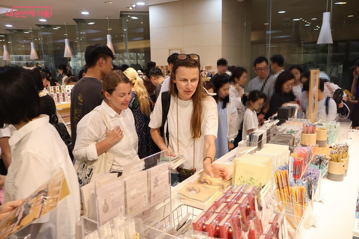  체코슬로바키아에서 서울 여행을 왔다는 방문객들이 상품을 고르며 감탄을 자아내고 있다. 인터뷰와 사진촬영에도 흔쾌히 참여했다. ©이봉덕